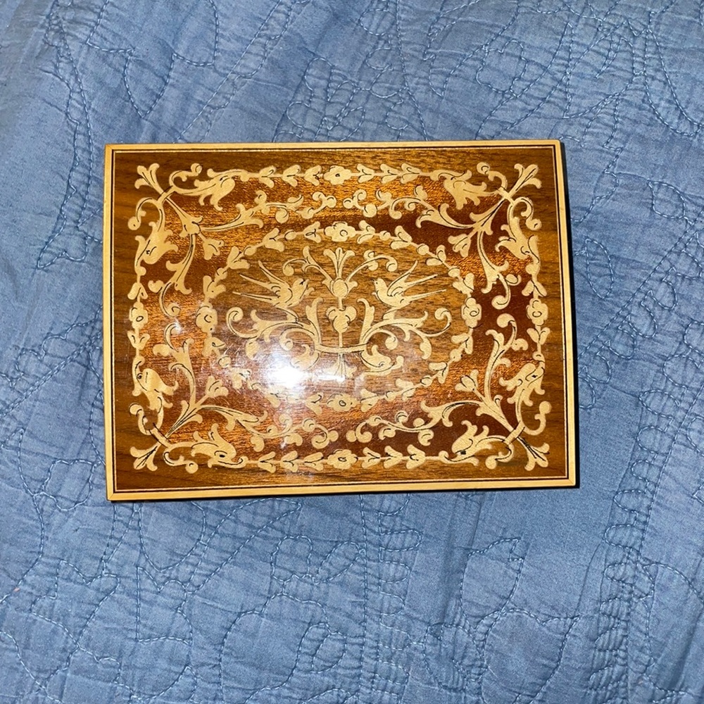 Antique music box plays Dr. Zhivago Lara’s theme
